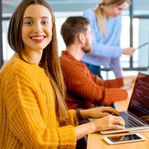 Frau-Laptop-Monitor